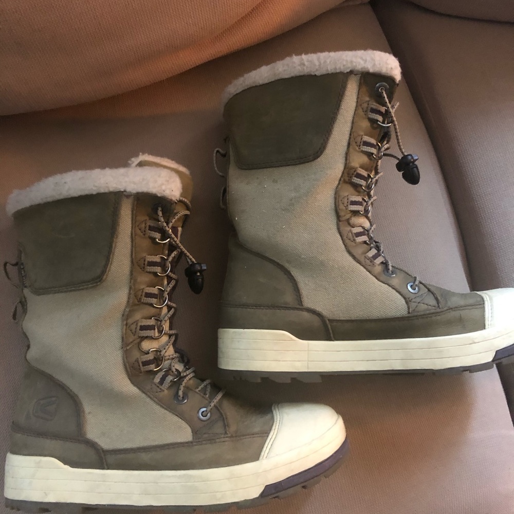 Keen sneaker style snow boots 7.5